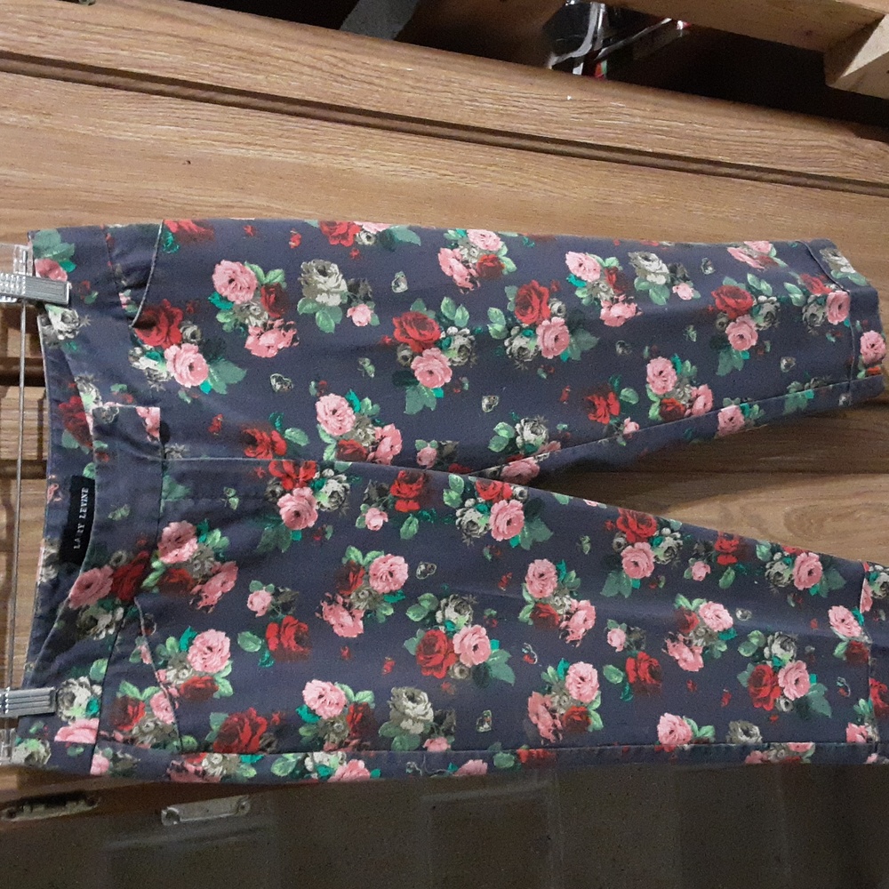 Larry Levine Womans capris flowers size 6